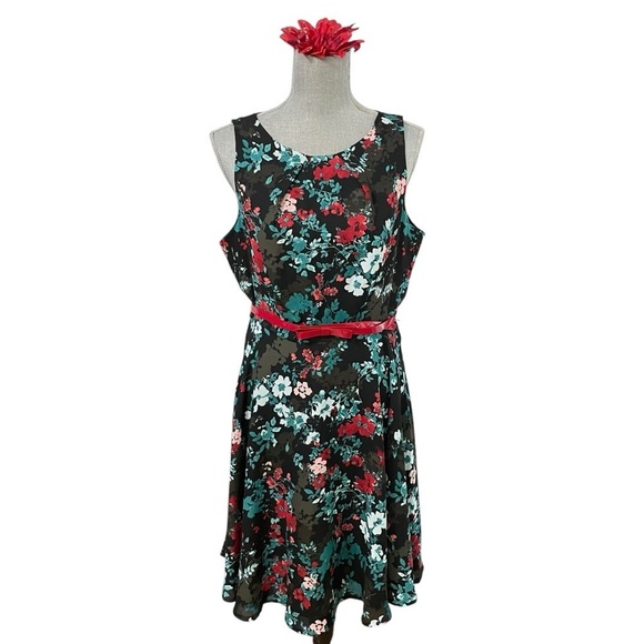 ELLE Aqua Floral
Print Pleated Fit & Flare Dress
Size M - Picture 2 of 14